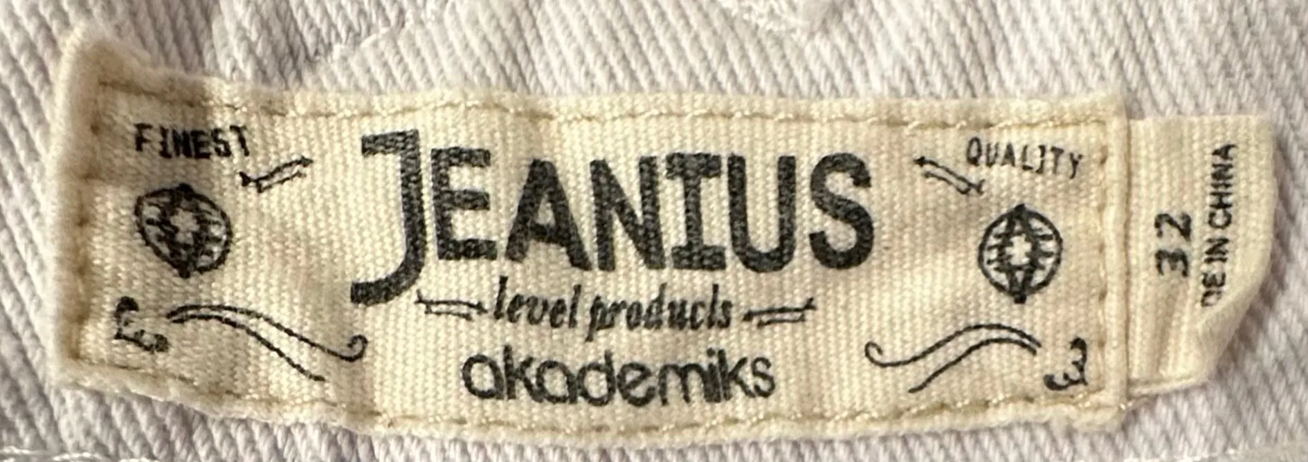 *AKADEMIKS* ~RIPPED~ DENIM SHORTS (WHITE)