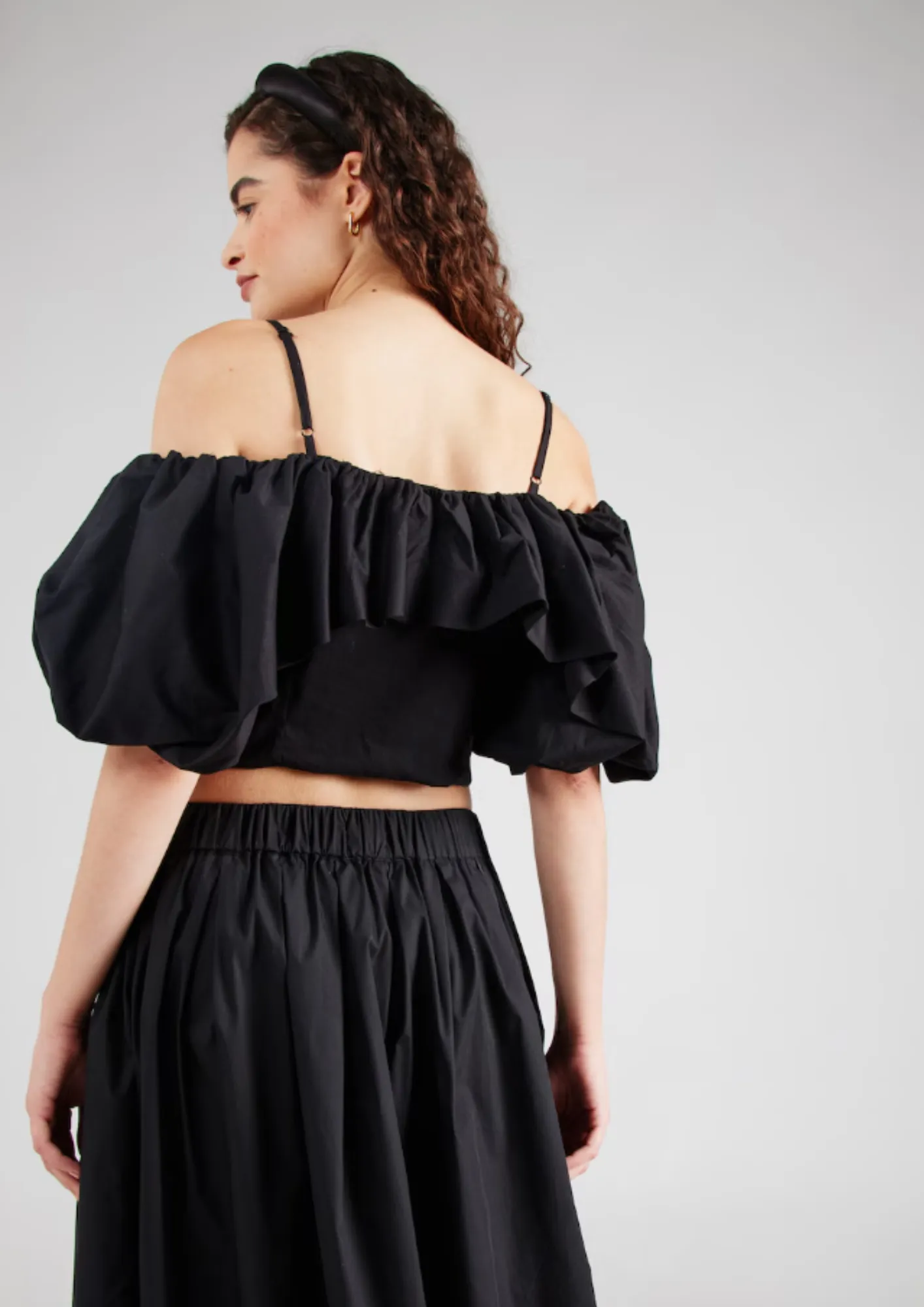 BLACK OFF THE SHOULDER CROP TOP