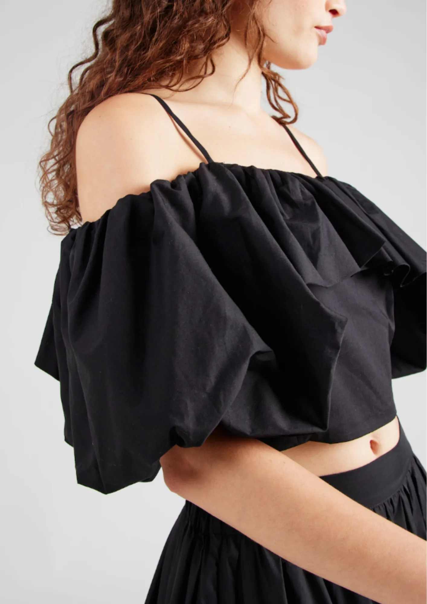 BLACK OFF THE SHOULDER CROP TOP