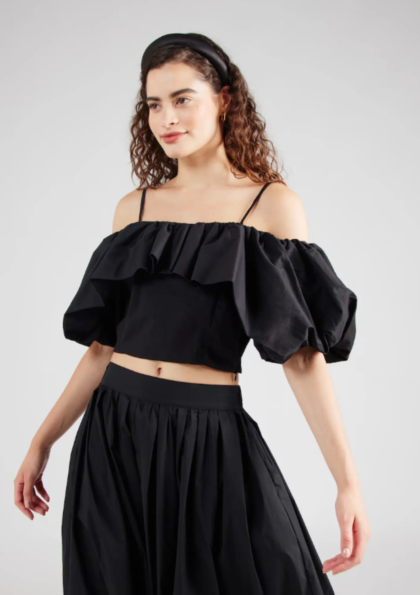 BLACK OFF THE SHOULDER CROP TOP