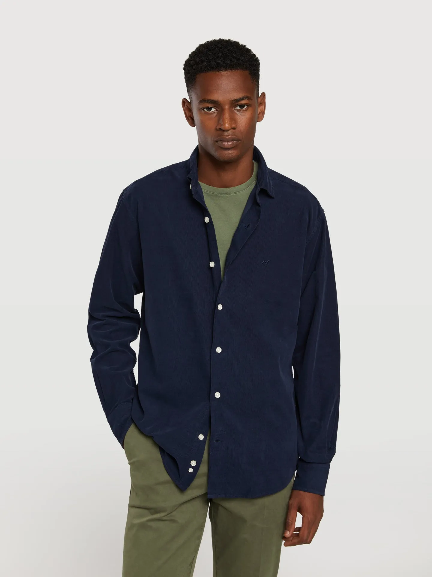Slim fit baby-corduroy garment dye shirt